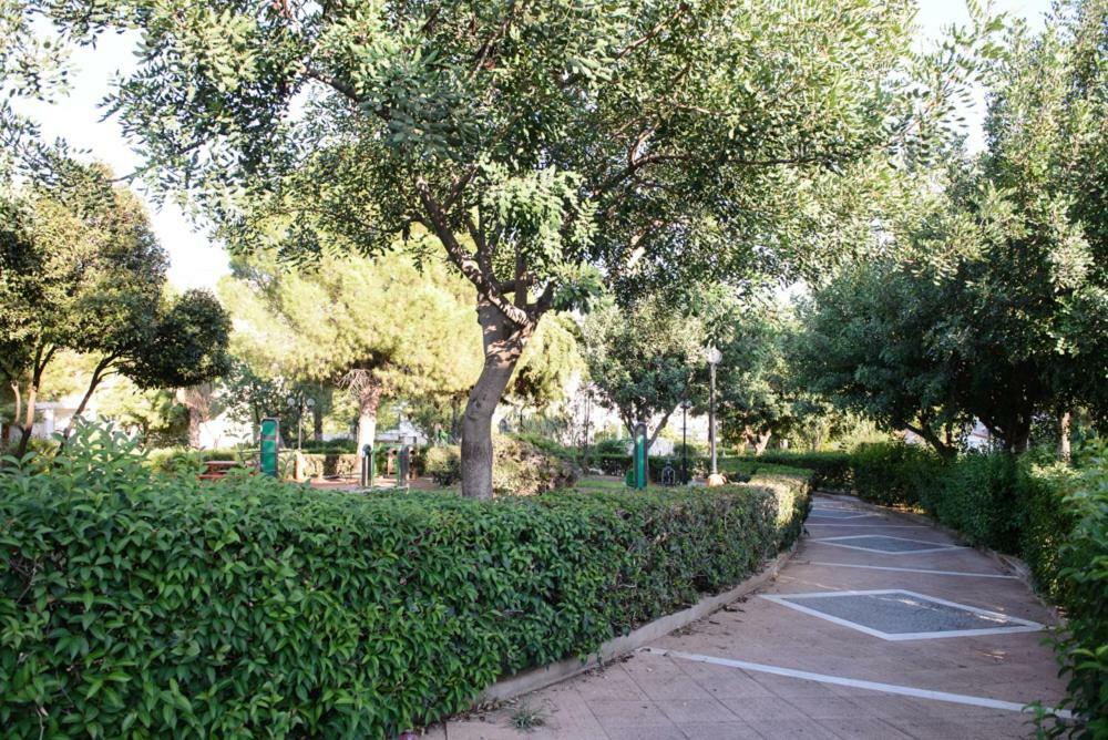 אתונה Beautiful House In Alimos Near To The Beach And Metro מראה חיצוני תמונה