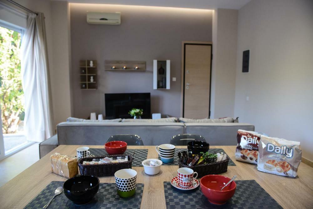 אתונה Beautiful House In Alimos Near To The Beach And Metro מראה חיצוני תמונה